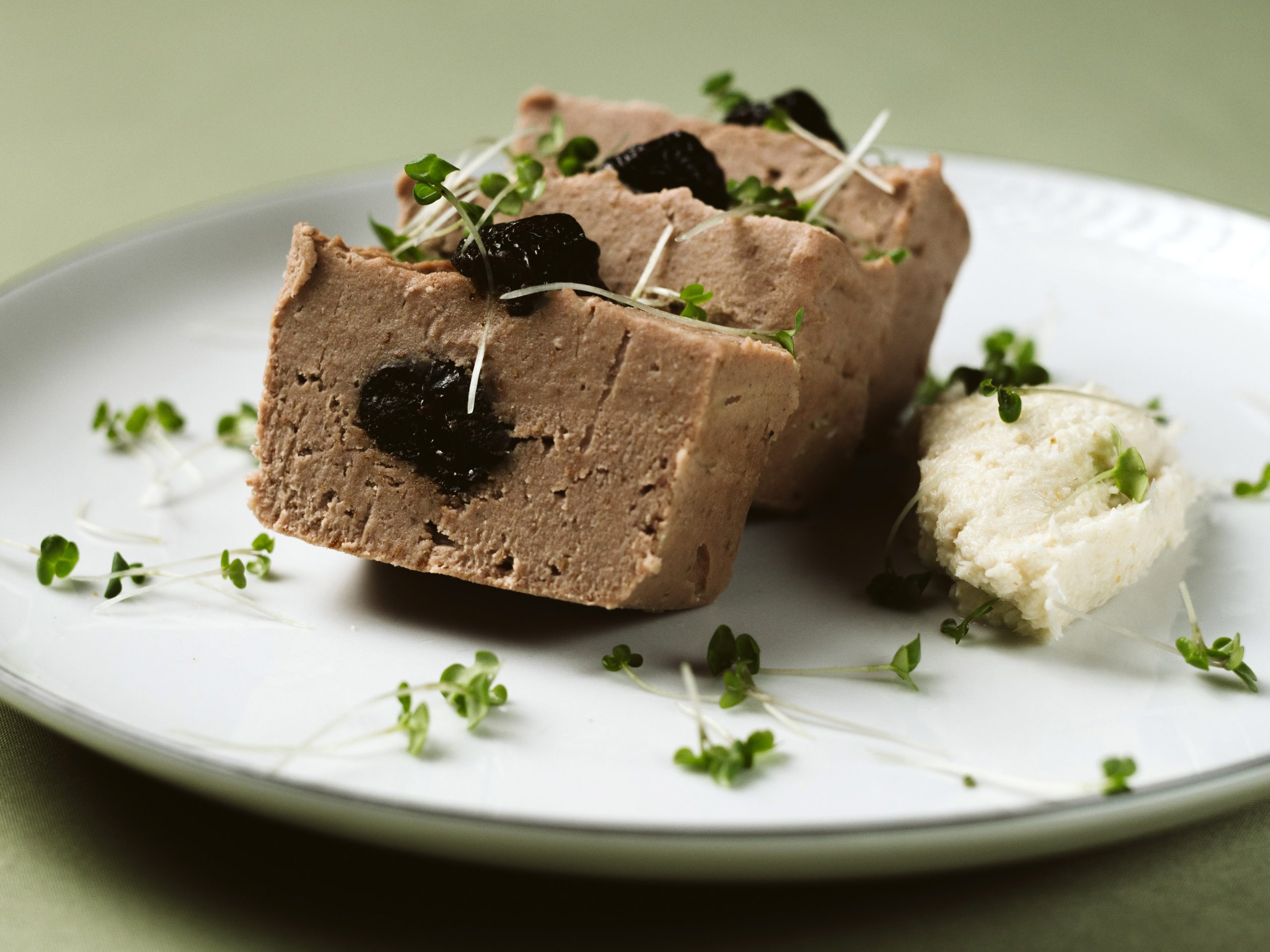 Pasztet z kaczki i perliczki z wędzoną śliwką - obrazek 2