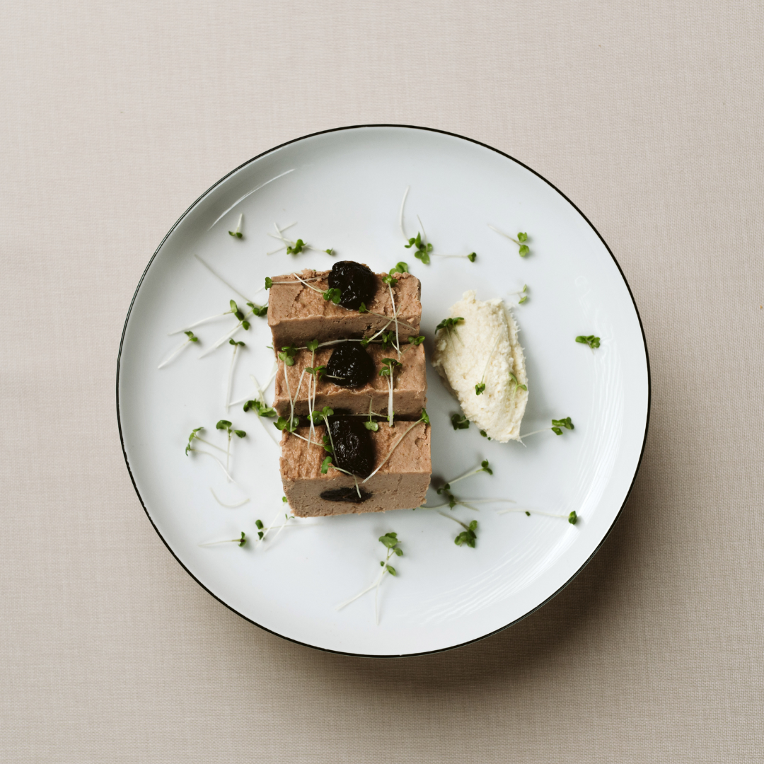 Pasztet z kaczki i perliczki z wędzoną śliwką