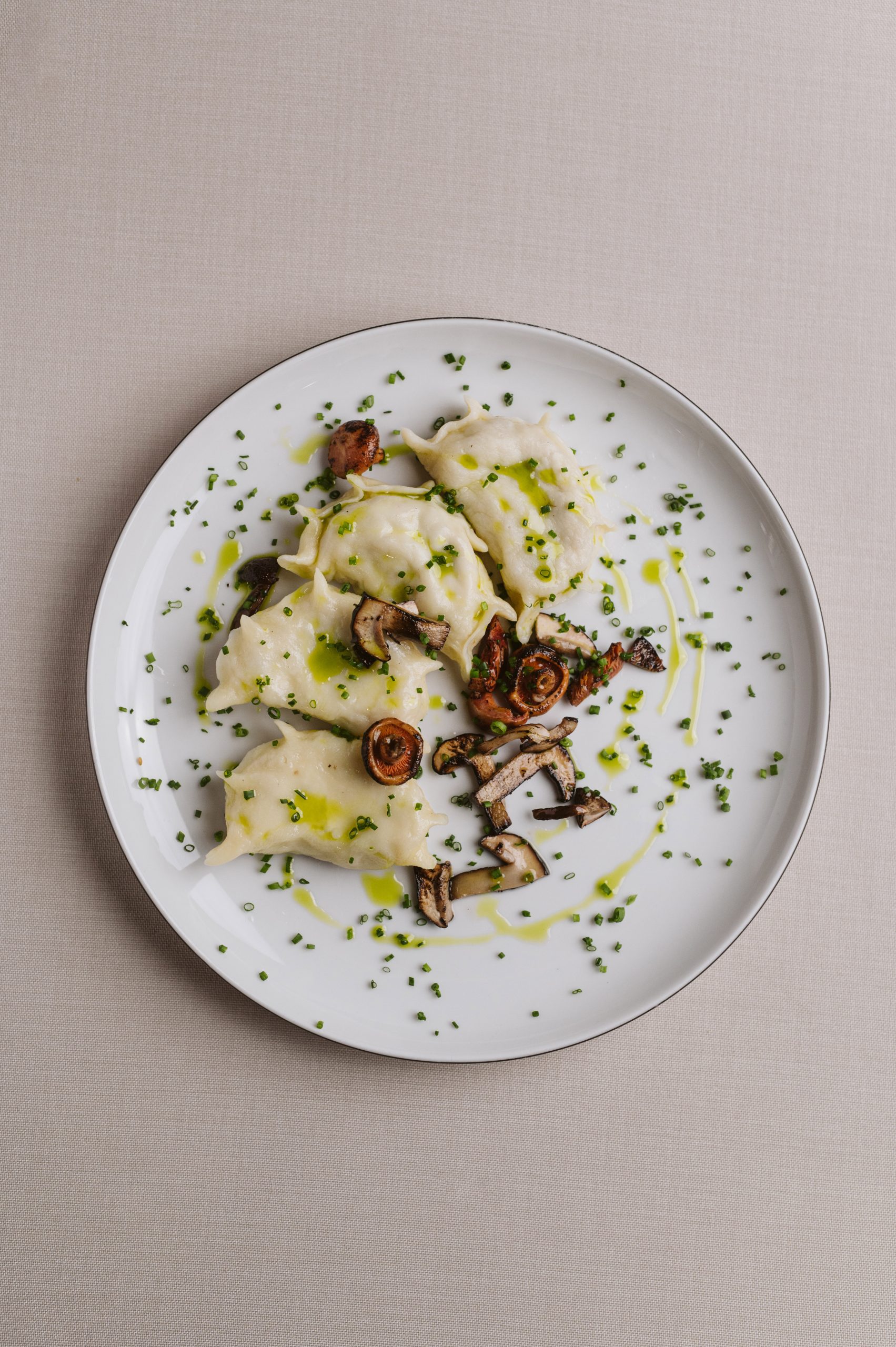 Ręcznie lepione pierogi z kapustą i borowikami