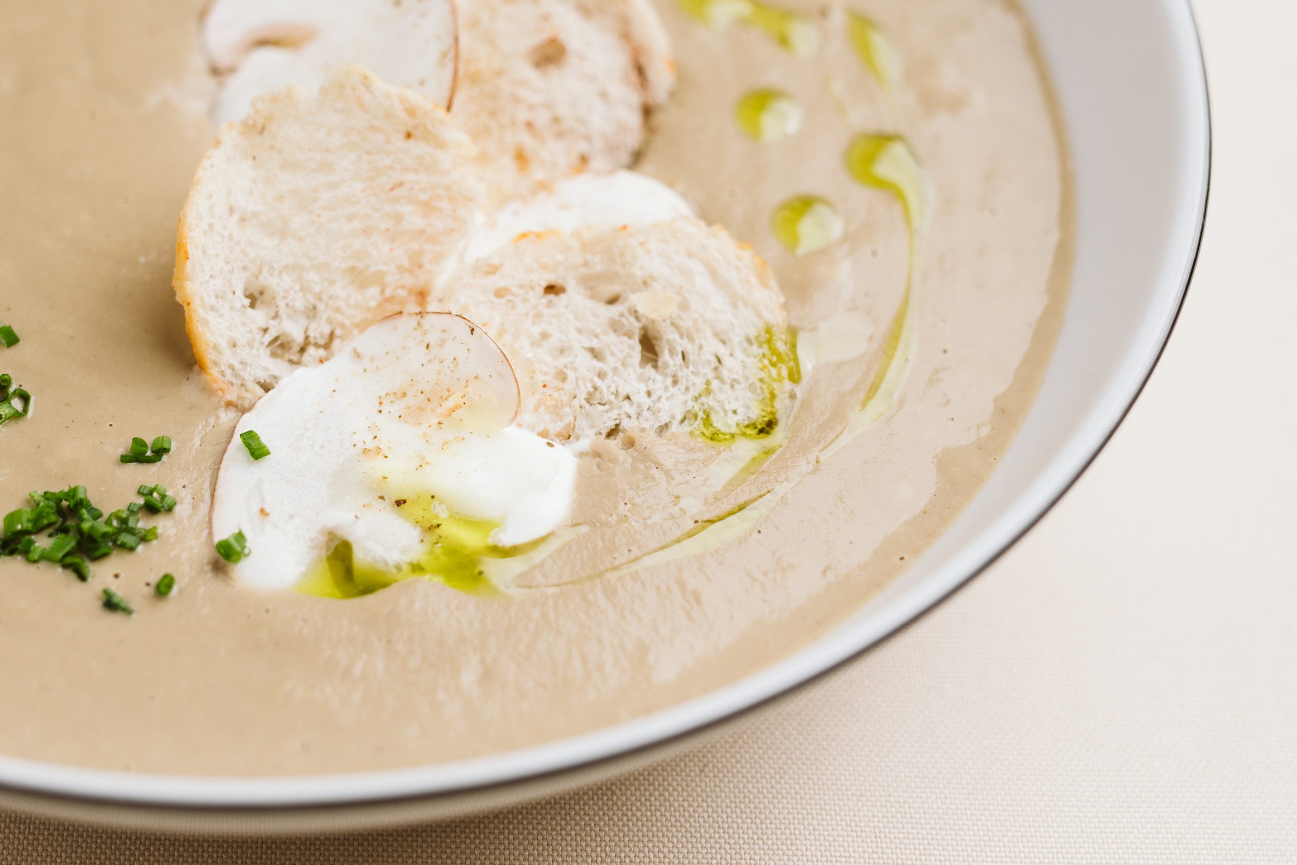 Krem z borowików z pangrattato i oliwą szczypiorkową - obrazek 3