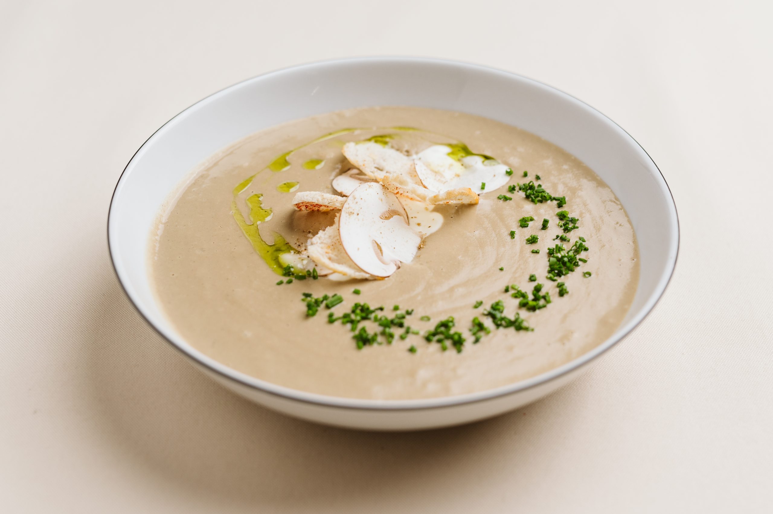 Krem z borowików z pangrattato i oliwą szczypiorkową - obrazek 2