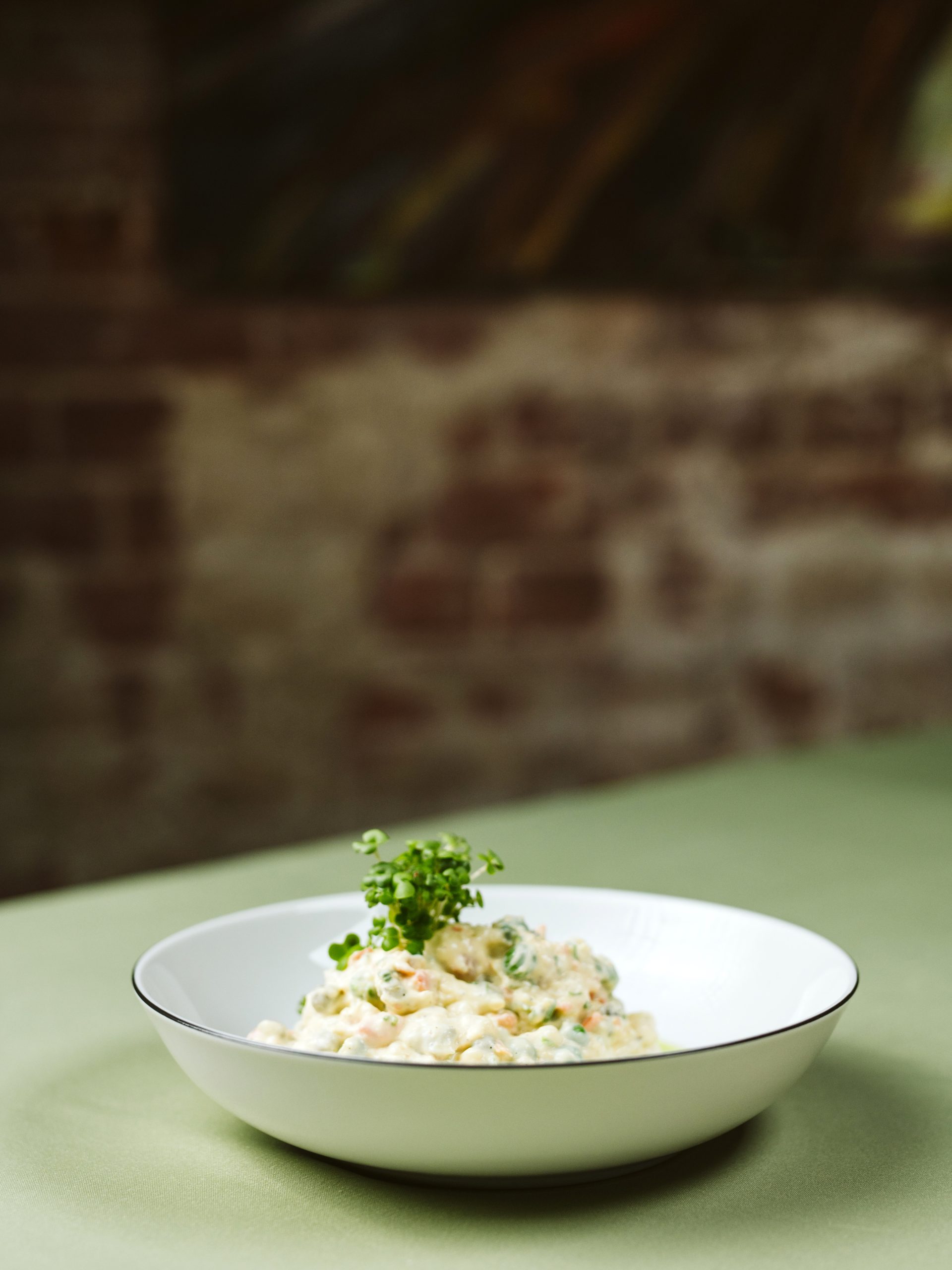 Sałatka jarzynowa z pieczonymi czerwonymi ziemniakami i domowym majonezem szczypiorkowym - obrazek 2