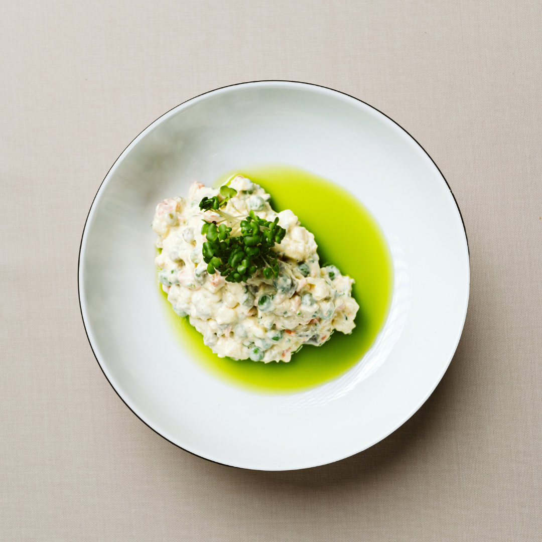 Sałatka jarzynowa z pieczonymi czerwonymi ziemniakami i domowym majonezem szczypiorkowym